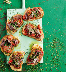 Bruschetta com pimentos, chouriço e anchovas