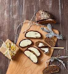 Crostoni al formaggio di capra