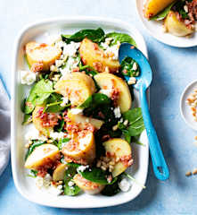 Ensalada tibia de patatas y espinacas con tomates secos