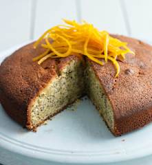 Bizcocho de leche condensada y naranja con semillas de amapola