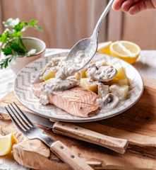Salmón en salsa cremosa de champiñones con papas
