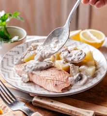 鮭魚佐奶油蘑菇醬拌馬鈴薯