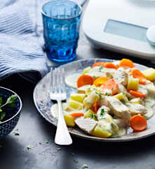 Sauté de dinde, pommes de terre et carottes, sauce poulette