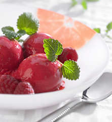 Karnemelkijs met frambozen en sinaasappelsap