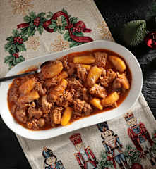 Χοιρινό με κάστανα, μήλα και σάλτσα κονιάκ