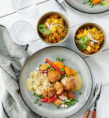 Hackbällchen in Gemüse-Kokos-Sauce mit Kokos-Rohkost-Salat