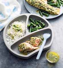Babyfreundliche Lachs-Pesto-Päckchen mit Basmatireis und Fisolen