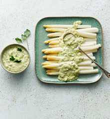 Spargeln mit Quark-Tartarsauce