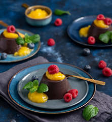 Czekoladowa panna cotta z czarnym kakao i musem z mango