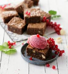 Brownies mit Ribiselsorbet