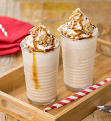 Freakshakes al caramello salato e granella di noci