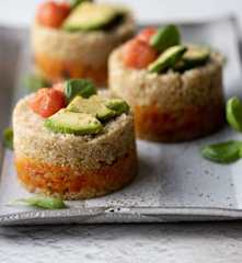 Timbal de quinoa con aguacate y tomates confitados