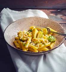Pasta cavoletti di Bruxelles e pinoli