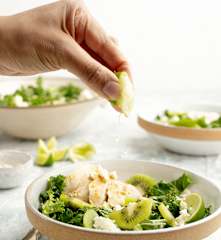 Ensalada de pollo al vapor, kiwi y queso feta con kale