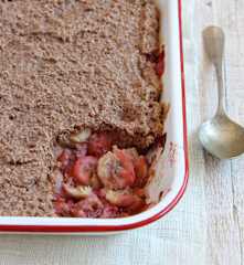 Crumble de banana y frutilla