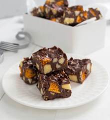 Cuburi de ciocolată cu biscuiți și fagure de miere