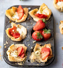 Tartes de massa filo com morangos e queijo de cabra