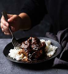 Carrilleras de ternera en salsa de cerveza negra y arroz blanco en cocción lenta