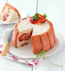 Charlotte à la rhubarbe et aux fraises