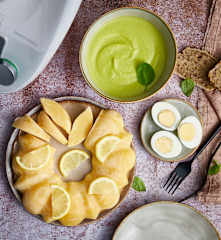 Crème de petits pois au basilic, œufs durs et fondant citron