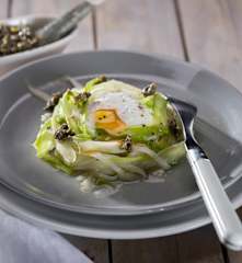 Cintas de espárragos blancos y verdes con huevos y tapenade