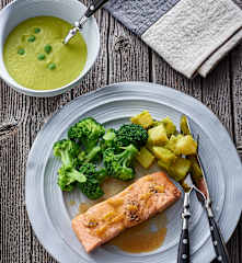 Menu dengan sup kacang polong-jahe, salmon lemon, brokoli dan kentang