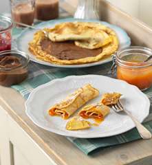 Palatschinken mit Marillenmarmelade