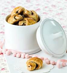 Croissants com recheio de framboesa, nozes e chocolate