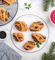 Paszteciki drożdżowe z soczewicą i grzybami