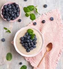 Budyń jaglany z borówkami i masłem orzechowym