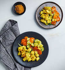 Bocconcini di pollo al curry con patate e verdure