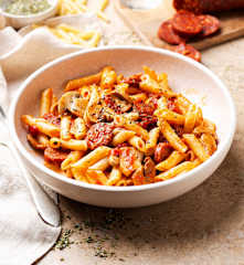 Macarrones con tomate y chorizo