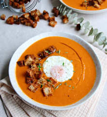 Sopa de pimentos assados com ovo escalfado