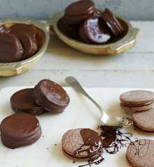 Alfajores con baño de chocolate