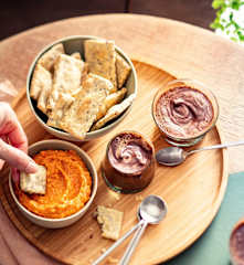 Crackers aux graines, houmous au poivron et mousses au chocolat