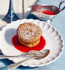 Mandel-Soufflés mit Himbeersauce