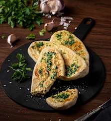 Pan a la plancha con mantequilla de ajo y perejil