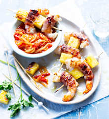 Brochetas de langostinos, beicon y piña con guarnición de verduras