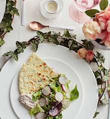 Insalatina con condimento alle noci e piadina alle erbe  (per 2 persone)