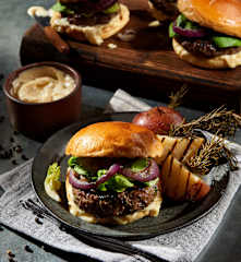 Gegrillte Burger mit Erdäpfel und Knoblauchmayonnaise