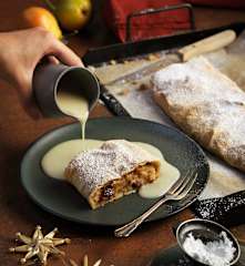 Birnenstrudel mit Vanillesauce (vegan)