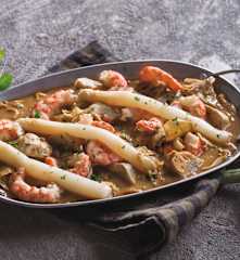 Guiso de alcachofas y espárragos blancos con langostinos