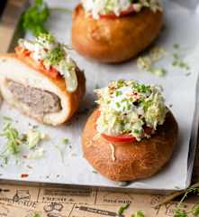 Hamburger langos et salade verte