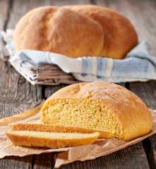 Pane calabrese con farina di mais e fiori di sambuco