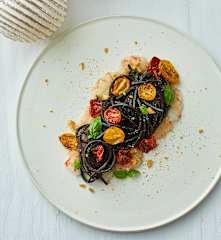 Spaghetti alla chitarra al nero su carpaccio di gamberi e crumble di taralli
