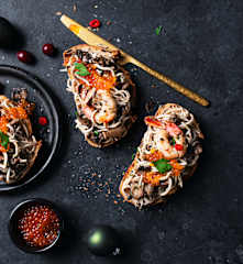 Tosta de champiñones, angulas de surimi y gambas al ajillo