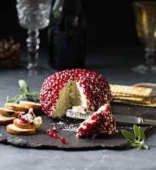 Aperitivo de queso con granada