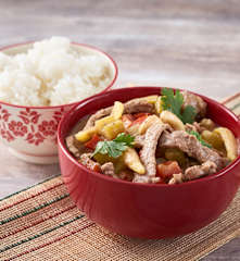 Curry tailandés de ternera con arroz glutinoso