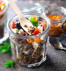 Salade de lentilles, tomates cerise, feta et olives noires