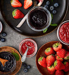 蓝莓和草莓果酱